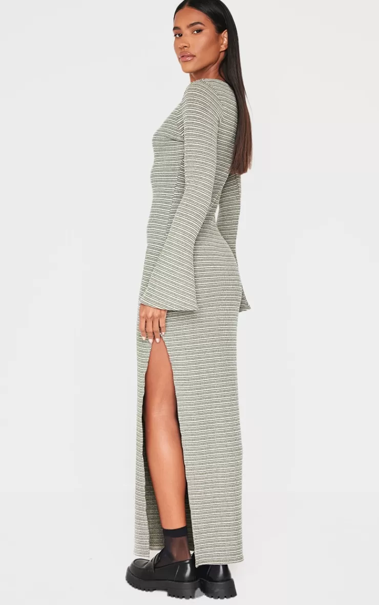 PrettyLittleThing Textured Flared Sleeve Maxi Dress< Maxi Dresses